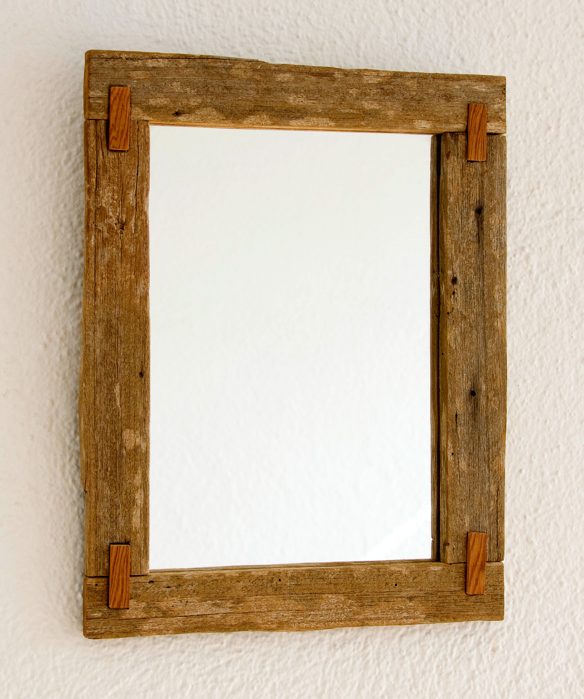 Espejo rústico con ensambles de madera