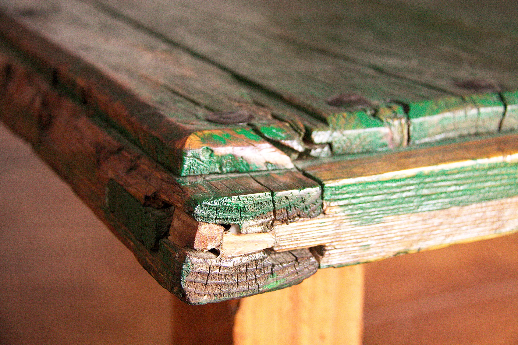 Table red and green 1