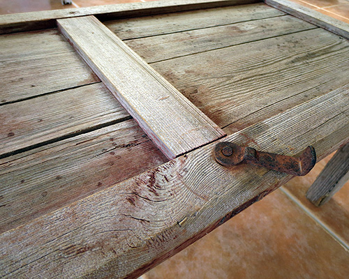 Auxiliar table shutter