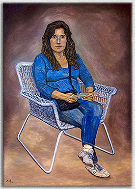 Mujer sentada en silla blanca