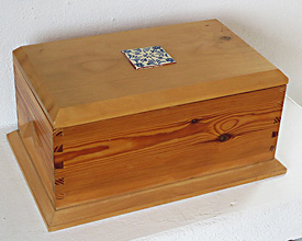 Caja cofre tres maderas con cerámica
