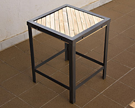 Mesa auxliliar de hierro y listones